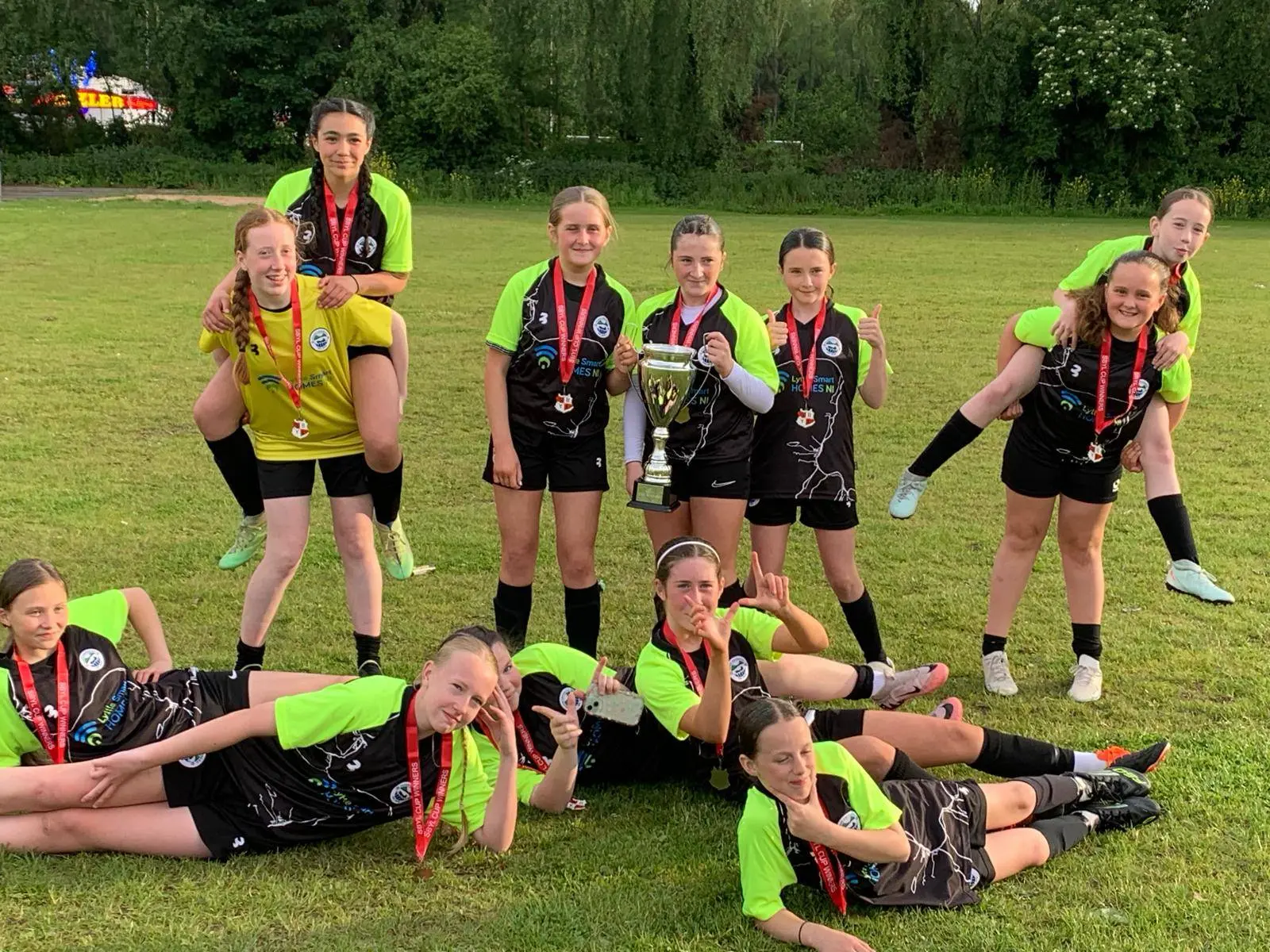 Glens United girls team in front of the goal